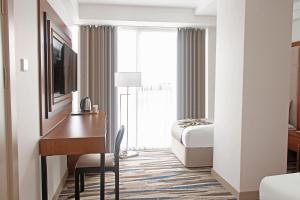 安卡拉Shelter Inn Hotel & Spa的酒店客房配有书桌和床。