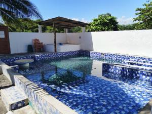 EscuintlaVillas Higuer的拥有蓝白色墙壁的游泳池