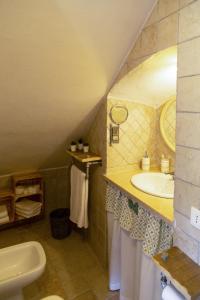 维科德尔加尔加诺Il Pieddo的一间带水槽和卫生间的浴室