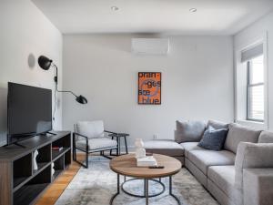 布鲁克林Modern Three Bedroom Brooklyn Condo-Hotel的带沙发和电视的客厅