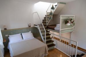 维科德尔加尔加诺Il Pieddo的一间卧室配有一张床和一个楼梯间