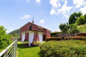 Vezzi PortioSuite con vista的花园内带围栏的房子
