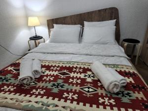 第比利斯Guest House Tbilisi style的一间卧室配有带毛巾的床