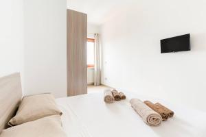 蒙特西尔瓦诺Dimora Sul Mare的一间卧室配有带毛巾的床