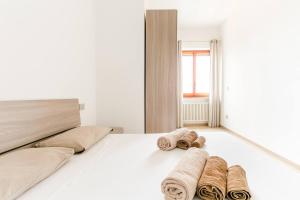 蒙特西尔瓦诺Dimora Sul Mare的一间卧室配有带毛巾的床