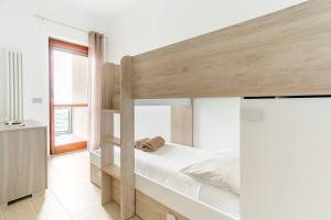 蒙特西尔瓦诺Dimora Sul Mare的一间卧室配有双层床和窗户。