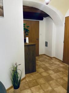 伦布尔克Apartmán Mája的走廊上设有门,位于一间铺有瓷砖地板的客房