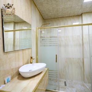 巴库Bey Hotel Baku的一间带水槽和淋浴的浴室