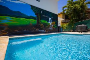 林康Chris Guest House的一座建筑的一侧,设有一座带壁画的游泳池