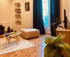 波城Magnifique Loft rénové-Quartier Culturel - Bureau的客厅配有沙发和桌子