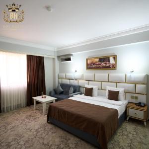 巴库Bey Hotel Baku的酒店客房设有一张大床和一张沙发。