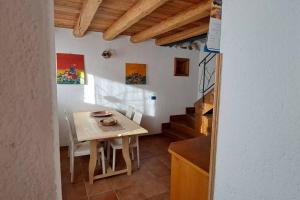 皮耶韦迪卡多雷In cima alla contrada的一个带桌子和楼梯的小厨房