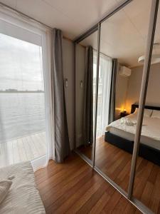 尤尔马拉StagHorn floating river house的一间卧室配有一张床和一面大镜子