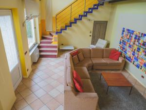 卡斯塔诺兰泽Casa del Sole的带沙发和楼梯的客厅