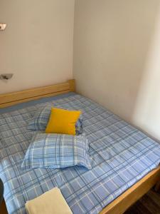 亚霍里纳科苏塔公寓的一张带黄色枕头和两个枕头的床