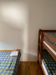亚霍里纳科苏塔公寓的一间卧室设有两张双层床,床上有报纸