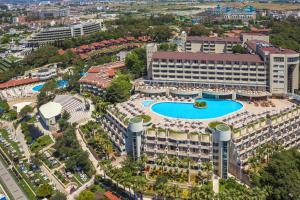 锡德Melas Resort Hotel的享有带游泳池的度假村的空中景致