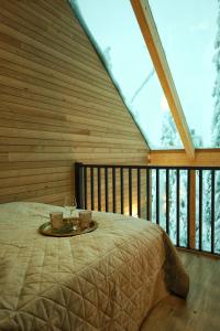 索特Villa Auroras Karhu的一张位于带大窗户的房间内的床铺