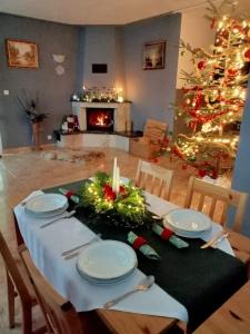 KamiennaAgroturystyka u Rysia的一张餐桌,后面是圣诞树