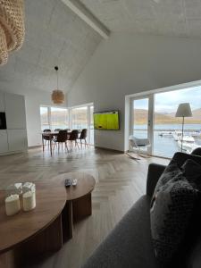 HvalvíkBrand New Waterfront-Apartment的客厅配有沙发和桌子