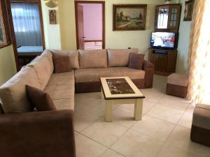 萨兰达Quality home的带沙发和咖啡桌的客厅