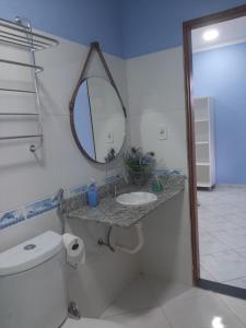 伊列乌斯Pousada Bem Te Vi的一间带水槽、镜子和卫生间的浴室