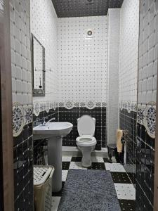 撒马尔罕Apartment BONUSHKA的黑白浴室设有卫生间和水槽