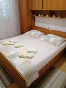 布拉托Kuća za odmor Zdravka的一间卧室配有一张床,上面有两条毛巾