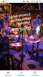 Antônio PradoCasinhas no Interior de MG的音乐会中鼓手演奏的一张照片