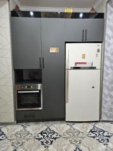 撒马尔罕Apartment BONUSHKA的厨房配有冰箱和炉灶。
