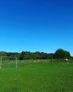 孔塔任Sítio morada nova的绿色草地上的足球目标