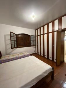 孔塔任Sítio morada nova的一间卧室设有两张床和窗户。