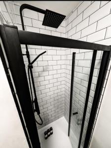 金斯林The White Hart的步入式淋浴间,铺有白色地铁瓷砖