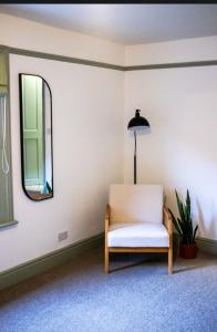 金斯林The White Hart的一间带椅子和镜子的房间