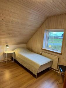 比伦德House in Billund的一间小卧室,配有床和窗户