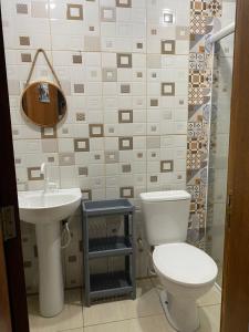 邦比尼亚斯cabana canto da maré的一间带卫生间和水槽的浴室
