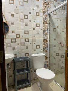 邦比尼亚斯cabana canto da maré的一间带卫生间和水槽的浴室
