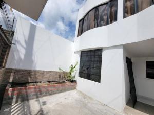 伊瓦拉Casa Amoblada y Equipada, Completamente Privada的白色的建筑,有砖墙和窗户