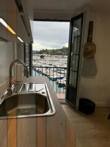 贝梅奥ISTUA - Etxie La Casa的一个带水槽的厨房,享有码头的景色