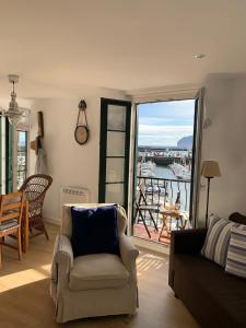 贝梅奥ISTUA - Etxie La Casa的带沙发的客厅,享有海港景色