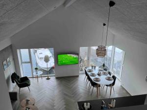 HvalvíkBrandnew Waterfront Apartment的客厅配有桌椅和电视。