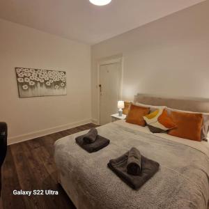 普里茅斯4 Bed Park View House-Free Parking - Sleep 8的一间卧室配有一张大床和毛巾