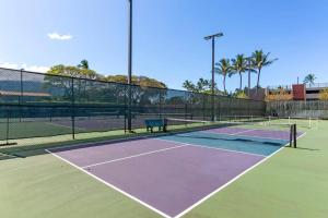 卡哈纳Papakea E206- Updated Papakea oceanview condo, all the amenities的网球场,上面设有长凳