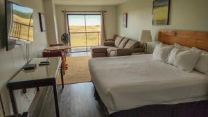 长滩Chautauqua Resort & Conference Center的一间卧室设有一张床和一间客厅。