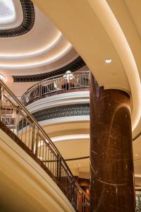 墨尔本墨尔本柏悦酒店的一座带柱子的建筑中的螺旋楼梯