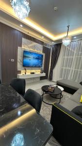 阿吉曼Luxury 2 bedroom new brand的带沙发和电视的客厅