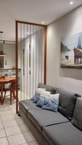 尼西亚弗洛雷斯塔Duplex Beira-mar em condomínio / Búzios-RN的客厅配有沙发和桌子