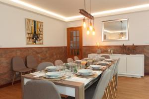 蓬塔德尔加达Capelas Blue , Relax & Fun - Up to 14 Guests!的一间带长桌和椅子的用餐室