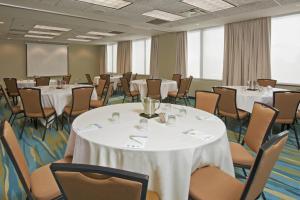 罗斯芒特SpringHill Suites by Marriott Chicago O'Hare的一间会议室,配有白色的桌椅
