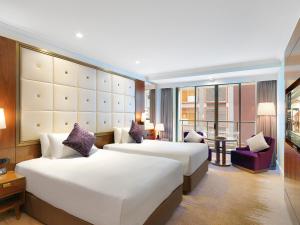 悉尼悉尼阿莫拉吉姆森酒店的酒店客房设有两张床和一个阳台。